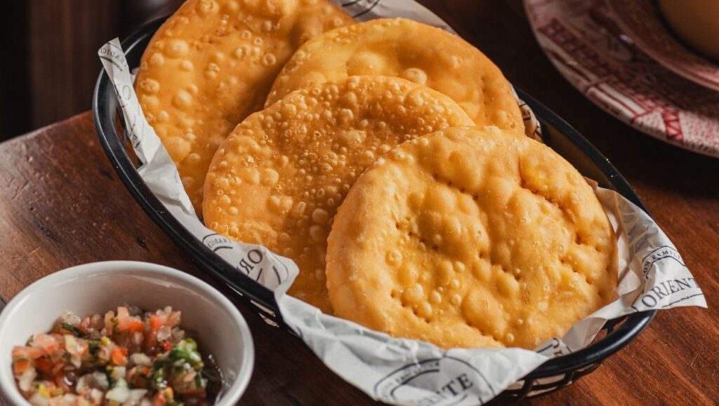 Sopaipillas con pebre - Completos Oriente